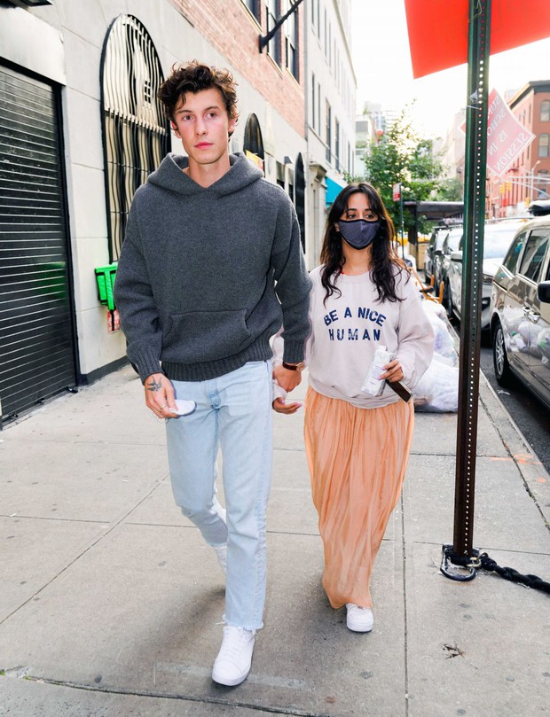 Tranh cãi Shawn và Camila dạo phố: Chàng cực soái, nàng mặc cái gì mà dìm dáng lùn tịt, luộm thuộm như đi chợ thế này? - Ảnh 3.