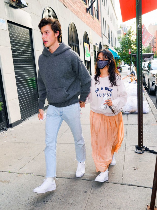 Tranh cãi Shawn và Camila dạo phố: Chàng cực soái, nàng mặc cái gì mà dìm dáng lùn tịt, luộm thuộm như đi chợ thế này? - Ảnh 4.