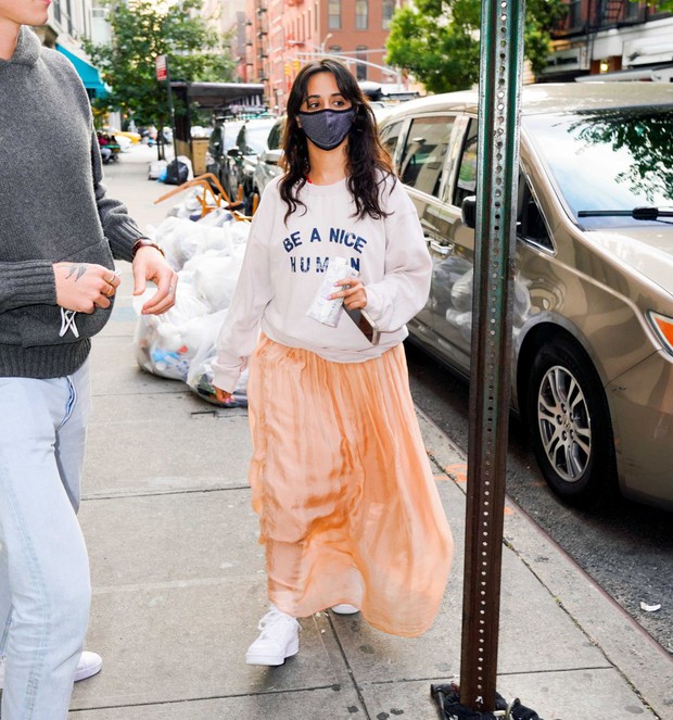 Tranh cãi Shawn và Camila dạo phố: Chàng cực soái, nàng mặc cái gì mà dìm dáng lùn tịt, luộm thuộm như đi chợ thế này? - Ảnh 6.