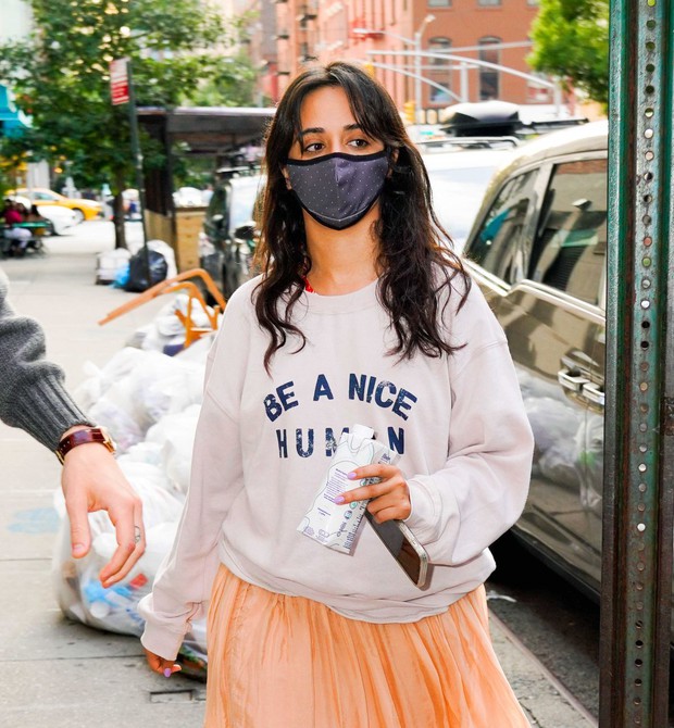 Tranh cãi Shawn và Camila dạo phố: Chàng cực soái, nàng mặc cái gì mà dìm dáng lùn tịt, luộm thuộm như đi chợ thế này? - Ảnh 7.