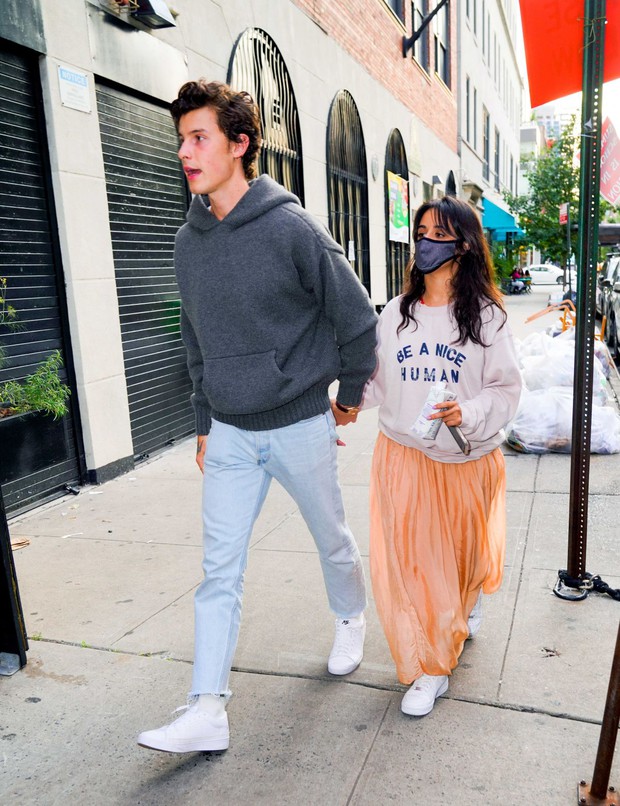 Tranh cãi Shawn và Camila dạo phố: Chàng cực soái, nàng mặc cái gì mà dìm dáng lùn tịt, luộm thuộm như đi chợ thế này? - Ảnh 5.