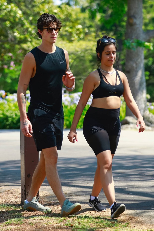 Tranh cãi Shawn và Camila dạo phố: Chàng cực soái, nàng mặc cái gì mà dìm dáng lùn tịt, luộm thuộm như đi chợ thế này? - Ảnh 8.