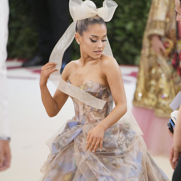 Ariana Grande và những outfit công chúa đỉnh của chóp, có set nhẩm tính sơ qua đã lên đến 241 tỷ đồng - Ảnh 1.