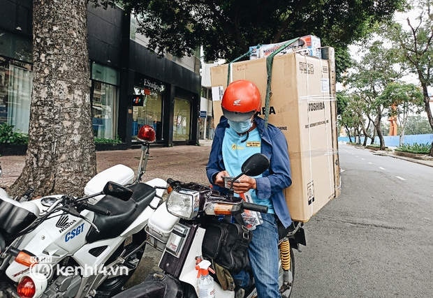 TP.HCM: Nhiều shipper bị kiểm tra, xử phạt vì giao tủ lạnh, củ sạc điện thoại - Ảnh 2. TP.HCM: Nhiều shipper bị kiểm tra, xử phạt vì giao tủ lạnh, củ sạc điện thoại - Ảnh 2.
