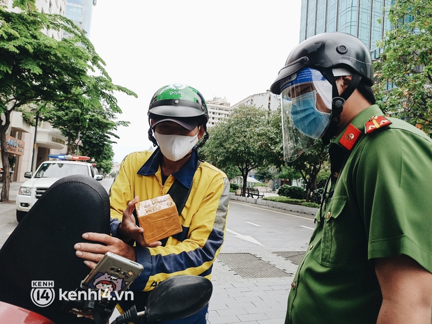 TP.HCM: Nhiều shipper bị kiểm tra, xử phạt vì giao tủ lạnh, củ sạc điện thoại - Ảnh 4. TP.HCM: Nhiều shipper bị kiểm tra, xử phạt vì giao tủ lạnh, củ sạc điện thoại - Ảnh 4.