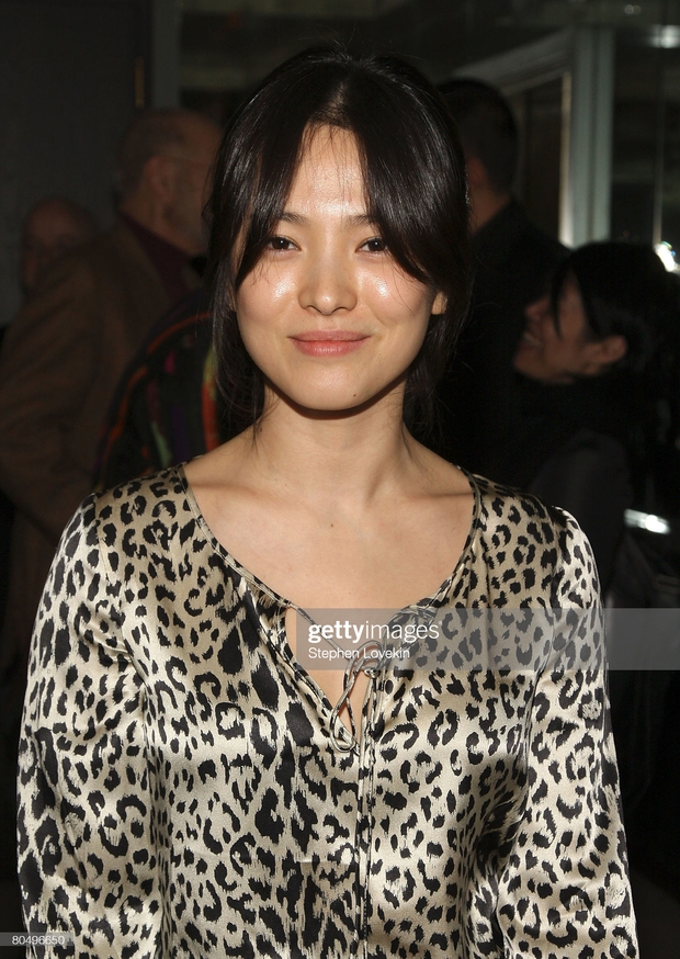Song Hye Kyo rất hay quảng cáo mỹ phẩm, ok vậy soi cận mặt nàng xem thử chơi - Ảnh 5. Song Hye Kyo rất hay quảng cáo mỹ phẩm, ok vậy soi cận mặt nàng xem thử chơi - Ảnh 5.