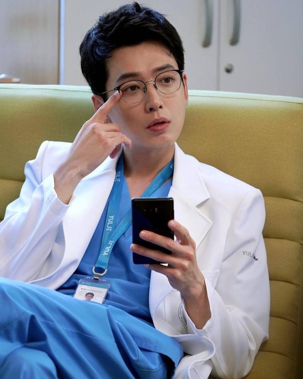 Bác sĩ Jun Wan lộ hint sau máy quay Hospital Playlist, lại còn khiến fan cười té ghế vì một điều trên Instagram - Ảnh 3.