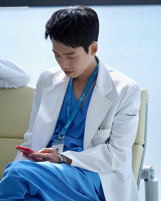 Bác sĩ Jun Wan lộ hint sau máy quay Hospital Playlist, lại còn khiến fan cười té ghế vì một điều trên Instagram - Ảnh 4.