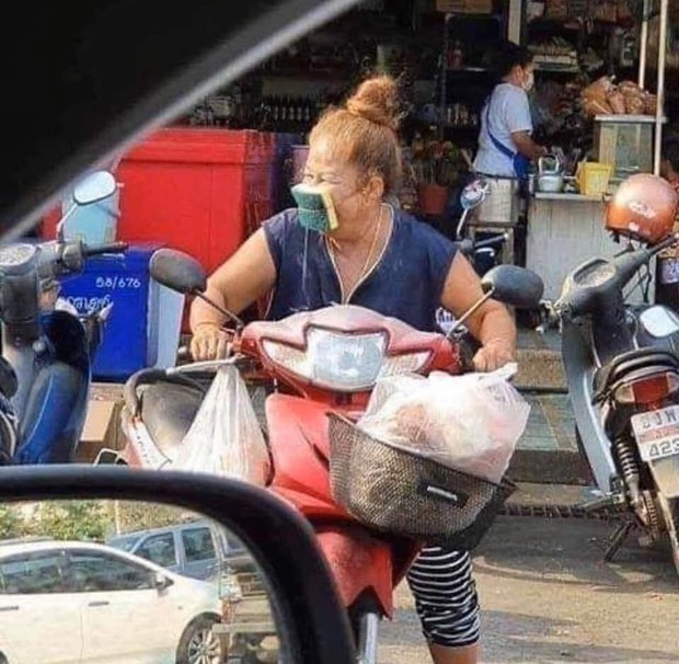 7749 cách chống dịch khi đi mua sắm muốn nhịn cười cũng không được: Đồ bảo hộ dị thế này thì đố ai chơi lại - Ảnh 11. 7749 cách chống dịch khi đi mua sắm muốn nhịn cười cũng không được: Đồ bảo hộ dị thế này thì đố ai chơi lại - Ảnh 11.