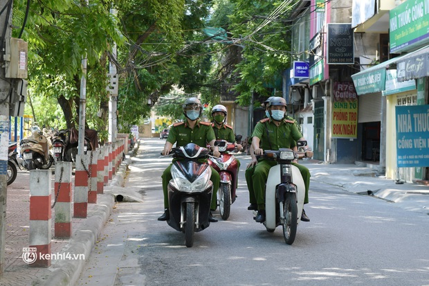 Hà Nội: Xử phạt ba cô gái xuất trình giấy thông hành của công ty cầm đồ để ra ngoài - Ảnh 10.