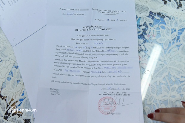 Hà Nội: Xử phạt ba cô gái xuất trình giấy thông hành của công ty cầm đồ để ra ngoài - Ảnh 4. Hà Nội: Xử phạt ba cô gái xuất trình giấy thông hành của công ty cầm đồ để ra ngoài - Ảnh 4.