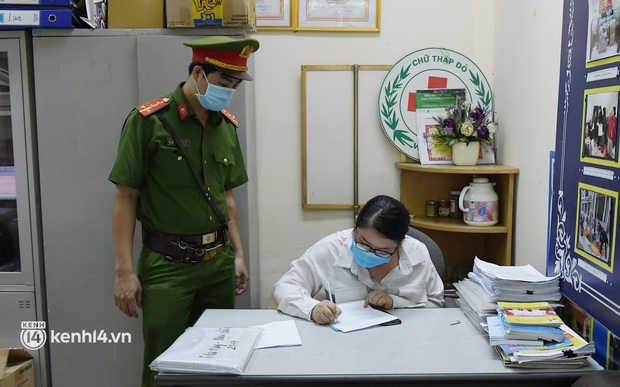 Hà Nội: Xử phạt ba cô gái xuất trình giấy thông hành của công ty cầm đồ để ra ngoài - Ảnh 3. Hà Nội: Xử phạt ba cô gái xuất trình giấy thông hành của công ty cầm đồ để ra ngoài - Ảnh 3.