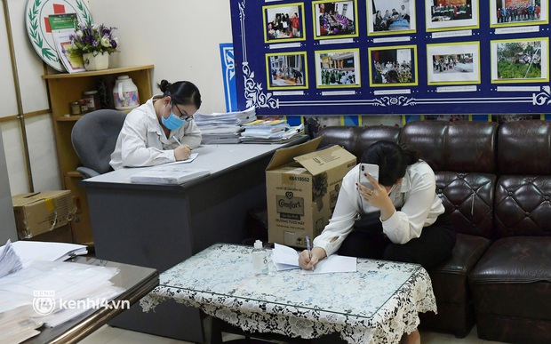 Hà Nội: Xử phạt ba cô gái xuất trình giấy thông hành của công ty cầm đồ để ra ngoài - Ảnh 2.