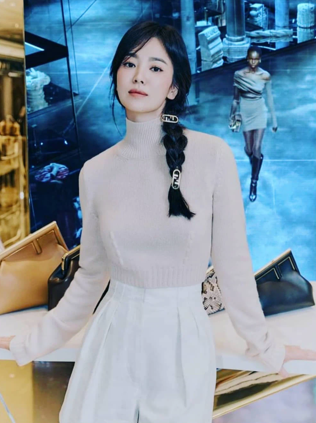 Song Hye Kyo hôm nay trẻ đẹp vô địch, tất cả là nhờ vào combo tóc tết và makeup đạt 100 điểm tròn trĩnh - Ảnh 3. Song Hye Kyo hôm nay trẻ đẹp vô địch, tất cả là nhờ vào combo tóc tết và makeup đạt 100 điểm tròn trĩnh - Ảnh 3.