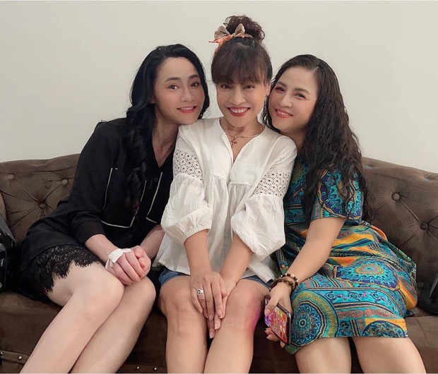 3 bà mẹ hot nhất Hương Vị Tình Thân chung khung hình: Nhìn cô Bích giúp việc trẻ trung, xì tin nào kém cặp Xuân - Sa? - Ảnh 2. 3 bà mẹ hot nhất Hương Vị Tình Thân chung khung hình: Nhìn cô Bích giúp việc trẻ trung, xì tin nào kém cặp Xuân - Sa? - Ảnh 2.
