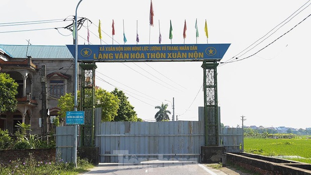 Phong toả khu vực nơi ở của bệnh nhân dương tính SARS-CoV-2 tại Đông Anh - Ảnh 10.