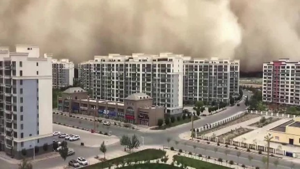 Video: Bức tường cát cao 100 mét nuốt chửng thành phố Trung Quốc tạo khung cảnh kinh hoàng như ngày tận thế - Ảnh 2. Video: Bức tường cát cao 100 mét nuốt chửng thành phố Trung Quốc tạo khung cảnh kinh hoàng như ngày tận thế - Ảnh 2.