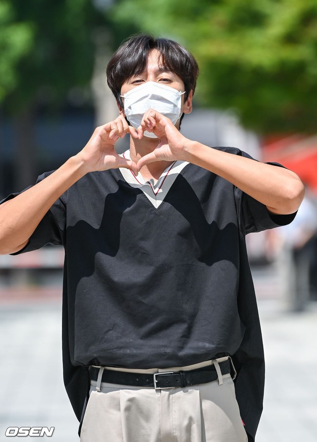 Dàn sao đổ Hàn bộ đài truyền hình: Mỹ nhân T-Ara xinh xỉu, Lee Kwang Soo lột xác đến mức được so với cả... Lee Min Ho? - Ảnh 2.