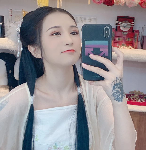 Tắt nhầm app rồi để lộ mặt thật khi đang lên sóng, nữ streamer xinh đẹp bỗng hóa bà thím già nua khiến người xem hoảng loạn - Ảnh 5.