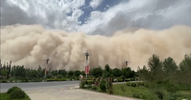 Video: Bức tường cát cao 100 mét nuốt chửng thành phố Trung Quốc tạo khung cảnh kinh hoàng như ngày tận thế - Ảnh 4. Video: Bức tường cát cao 100 mét nuốt chửng thành phố Trung Quốc tạo khung cảnh kinh hoàng như ngày tận thế - Ảnh 4.