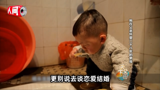 Cậu bé mắc bệnh lạ chỉ cao 68cm do ngừng phát triển từ năm 1 tuổi gây xúc động với cuộc sống và diện mạo hiện tại sau hơn 30 năm  - Ảnh 7.