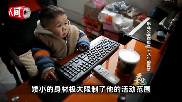 Cậu bé mắc bệnh lạ chỉ cao 68cm do ngừng phát triển từ năm 1 tuổi gây xúc động với cuộc sống và diện mạo hiện tại sau hơn 30 năm  - Ảnh 2.