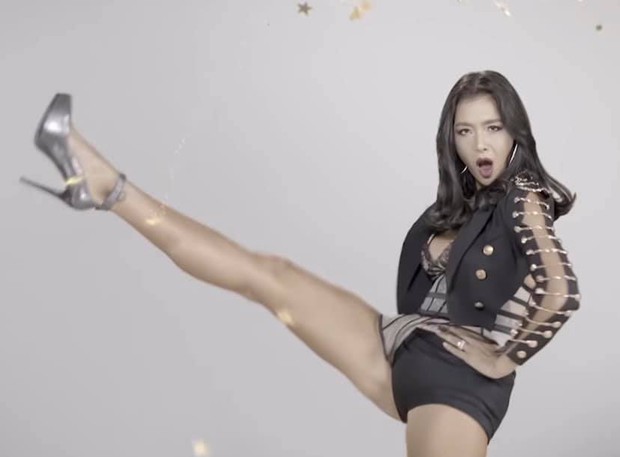 Bình chọn màn đá chân khét nhất làng mẫu: Hà Hồ - Thanh Hằng ở cái tầm, Lukkade diễn ra sao mà bị chê thế? - Ảnh 1.