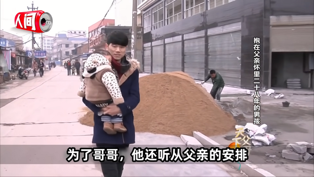 Cậu bé mắc bệnh lạ chỉ cao 68cm do ngừng phát triển từ năm 1 tuổi gây xúc động với cuộc sống và diện mạo hiện tại sau hơn 30 năm  - Ảnh 4.