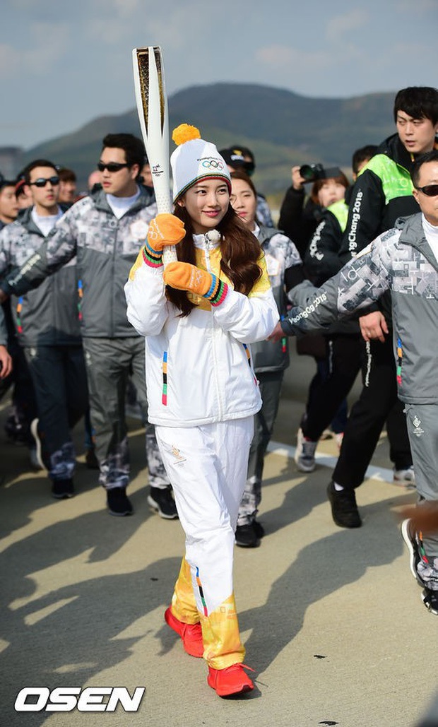 1 nữ thần xứ Hàn từng náo loạn lễ rước đuốc Olympic 2018: Đẹp ngây ngất giữa đoàn diễu hành, chấp ống kính phóng viên zoom sát - Ảnh 2.