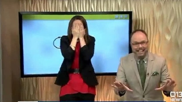 Những sự cố “dở khóc dở cười” trên sóng truyền hình: MC ngoáy mũi, lộ nội y, chưa sốc bằng người vẽ cả “của quý”? - Ảnh 4.