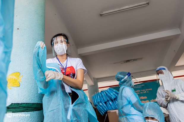 Sân khấu đặc biệt: Nơi ca sĩ Phương Thanh và các nghệ sĩ biểu diễn cho 4.000 F0 tại bệnh viện dã chiến - Ảnh 2. Sân khấu đặc biệt: Nơi ca sĩ Phương Thanh và các nghệ sĩ biểu diễn cho 4.000 F0 tại bệnh viện dã chiến - Ảnh 2.