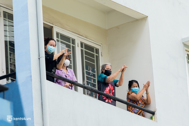 Sân khấu đặc biệt: Nơi ca sĩ Phương Thanh và các nghệ sĩ biểu diễn cho 4.000 F0 tại bệnh viện dã chiến - Ảnh 14. Sân khấu đặc biệt: Nơi ca sĩ Phương Thanh và các nghệ sĩ biểu diễn cho 4.000 F0 tại bệnh viện dã chiến - Ảnh 14.