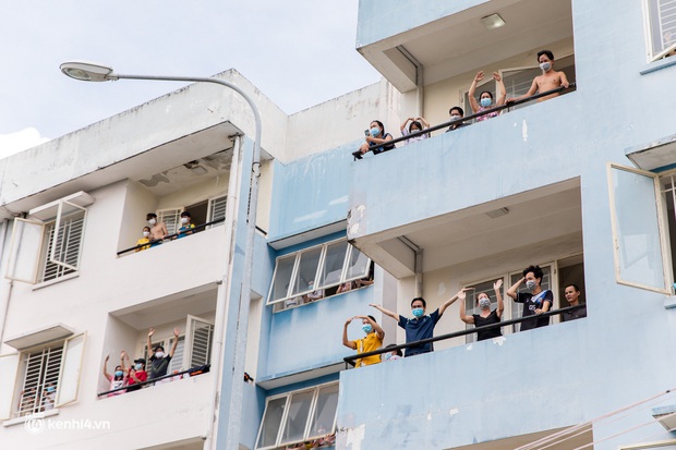 Sân khấu đặc biệt: Nơi ca sĩ Phương Thanh và các nghệ sĩ biểu diễn cho 4.000 F0 tại bệnh viện dã chiến - Ảnh 12. Sân khấu đặc biệt: Nơi ca sĩ Phương Thanh và các nghệ sĩ biểu diễn cho 4.000 F0 tại bệnh viện dã chiến - Ảnh 12.