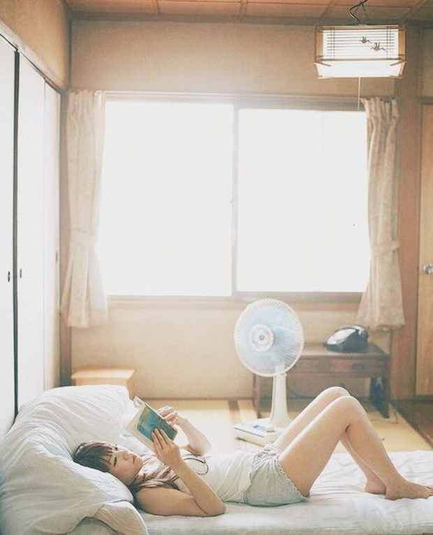Hơn 100 ngày nằm lỳ ở nhà vì giãn cách, tôi bắt đầu buông bỏ dần những thứ không còn cần thiết - Ảnh 1.