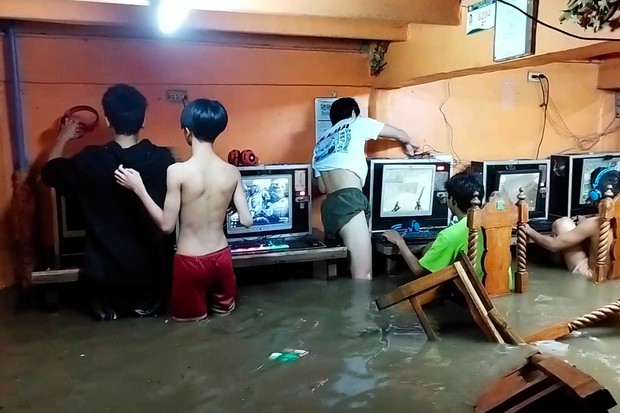 Mặc kệ lũ lụt ngập cả mét, quán net Philippines vẫn chật kín game thủ rủ nhau đến combat như thường - Ảnh 3.