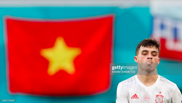 Người hâm mộ không chỉ tự hào vì thành tích đạt được mà còn vì hình ảnh “Cờ Việt Nam” được treo lên khắp sân cỏ. Thật là một khoảnh khắc đáng nhớ và sẽ còn ghi dấu trong lòng người hâm mộ bóng đá Việt Nam vĩnh viễn.