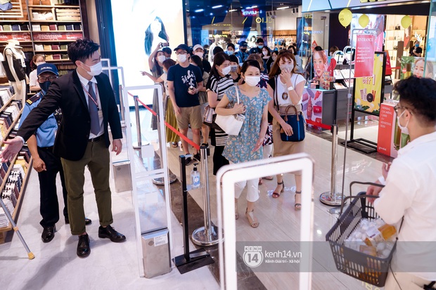 MUJI Hà Nội: 8-9h tối dân tình vẫn xếp hàng vào shopping nườm nượp, nhiều người phải thốt lên rẻ quá và sắm hết cả giỏ đồ - Ảnh 10.