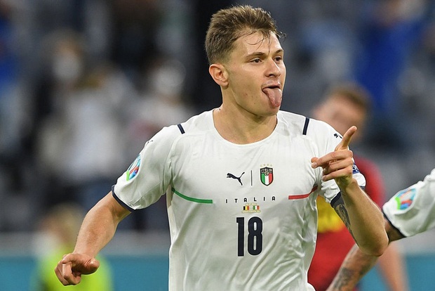 Cầu thủ Ý lột quần, lột áo tặng fan sau chiến thắng oanh liệt ở tứ kết Euro 2020 - Ảnh 1. Cầu thủ Ý lột quần, lột áo tặng fan sau chiến thắng oanh liệt ở tứ kết Euro 2020 - Ảnh 1.