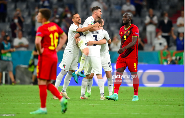 Cầu thủ Ý lột quần, lột áo tặng fan sau chiến thắng oanh liệt ở tứ kết Euro 2020 - Ảnh 2. Cầu thủ Ý lột quần, lột áo tặng fan sau chiến thắng oanh liệt ở tứ kết Euro 2020 - Ảnh 2.