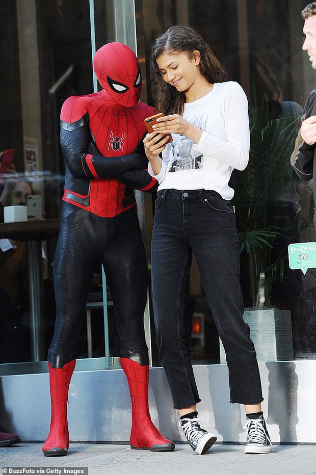 HOT: Cặp đôi “Người nhện” Tom Holland và Zendaya chính thức hẹn hò, lộ ảnh hôn hít cực nóng trong xe - Ảnh 8. HOT: Cặp đôi “Người nhện” Tom Holland và Zendaya chính thức hẹn hò, lộ ảnh hôn hít cực nóng trong xe - Ảnh 8.