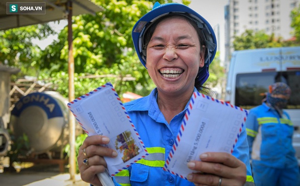 Trao quà tặng 47 công nhân thu gom rác bị nợ lương ở Hà Nội: Sướng quá! Hôm nay nhà tôi sẽ có một bữa cơm có thịt rồi! - Ảnh 1.