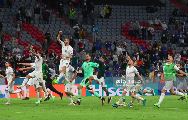 Cầu thủ Ý lột quần, lột áo tặng fan sau chiến thắng oanh liệt ở tứ kết Euro 2020 - Ảnh 3. Cầu thủ Ý lột quần, lột áo tặng fan sau chiến thắng oanh liệt ở tứ kết Euro 2020 - Ảnh 3.