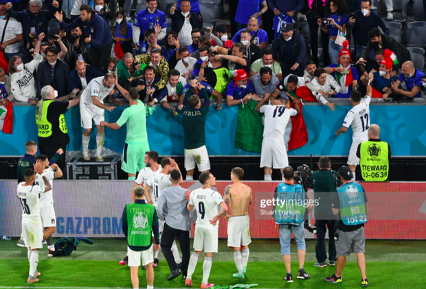 Cầu thủ Ý lột quần, lột áo tặng fan sau chiến thắng oanh liệt ở tứ kết Euro 2020 - Ảnh 4. Cầu thủ Ý lột quần, lột áo tặng fan sau chiến thắng oanh liệt ở tứ kết Euro 2020 - Ảnh 4.