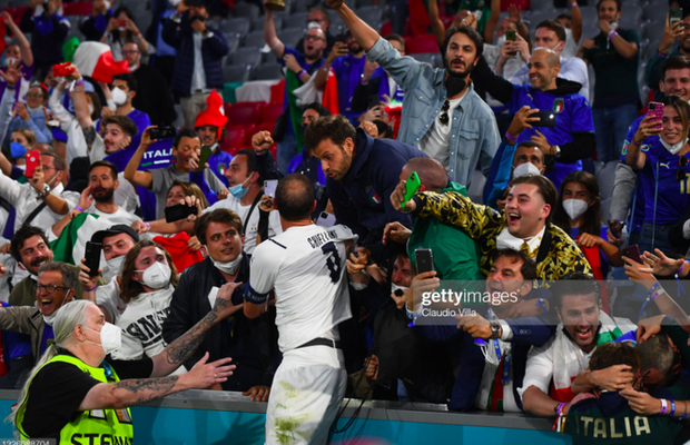 Cầu thủ Ý lột quần, lột áo tặng fan sau chiến thắng oanh liệt ở tứ kết Euro 2020 - Ảnh 5. Cầu thủ Ý lột quần, lột áo tặng fan sau chiến thắng oanh liệt ở tứ kết Euro 2020 - Ảnh 5.