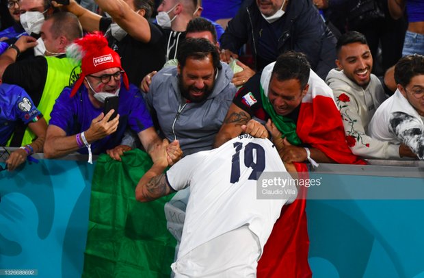 Cầu thủ Ý lột quần, lột áo tặng fan sau chiến thắng oanh liệt ở tứ kết Euro 2020 - Ảnh 6. Cầu thủ Ý lột quần, lột áo tặng fan sau chiến thắng oanh liệt ở tứ kết Euro 2020 - Ảnh 6.