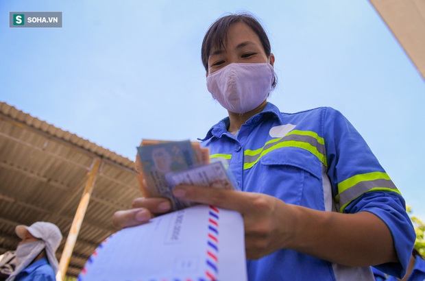 Trao quà tặng 47 công nhân thu gom rác bị nợ lương ở Hà Nội: Sướng quá! Hôm nay nhà tôi sẽ có một bữa cơm có thịt rồi! - Ảnh 6.
