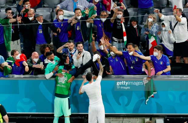 Cầu thủ Ý lột quần, lột áo tặng fan sau chiến thắng oanh liệt ở tứ kết Euro 2020 - Ảnh 7. Cầu thủ Ý lột quần, lột áo tặng fan sau chiến thắng oanh liệt ở tứ kết Euro 2020 - Ảnh 7.