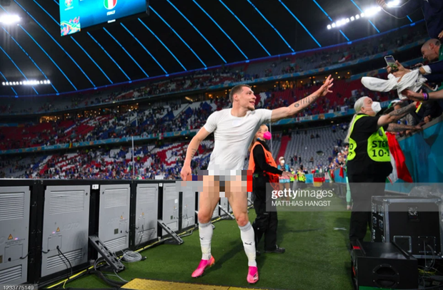Cầu thủ Ý lột quần, lột áo tặng fan sau chiến thắng oanh liệt ở tứ kết Euro 2020 - Ảnh 8. Cầu thủ Ý lột quần, lột áo tặng fan sau chiến thắng oanh liệt ở tứ kết Euro 2020 - Ảnh 8.