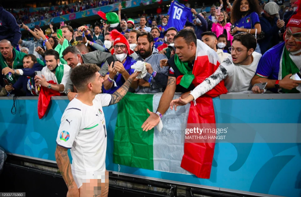 Cầu thủ Ý lột quần, lột áo tặng fan sau chiến thắng oanh liệt ở tứ kết Euro 2020 - Ảnh 9. Cầu thủ Ý lột quần, lột áo tặng fan sau chiến thắng oanh liệt ở tứ kết Euro 2020 - Ảnh 9.