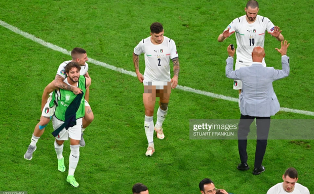 Cầu thủ Ý lột quần, lột áo tặng fan sau chiến thắng oanh liệt ở tứ kết Euro 2020 - Ảnh 10. Cầu thủ Ý lột quần, lột áo tặng fan sau chiến thắng oanh liệt ở tứ kết Euro 2020 - Ảnh 10.
